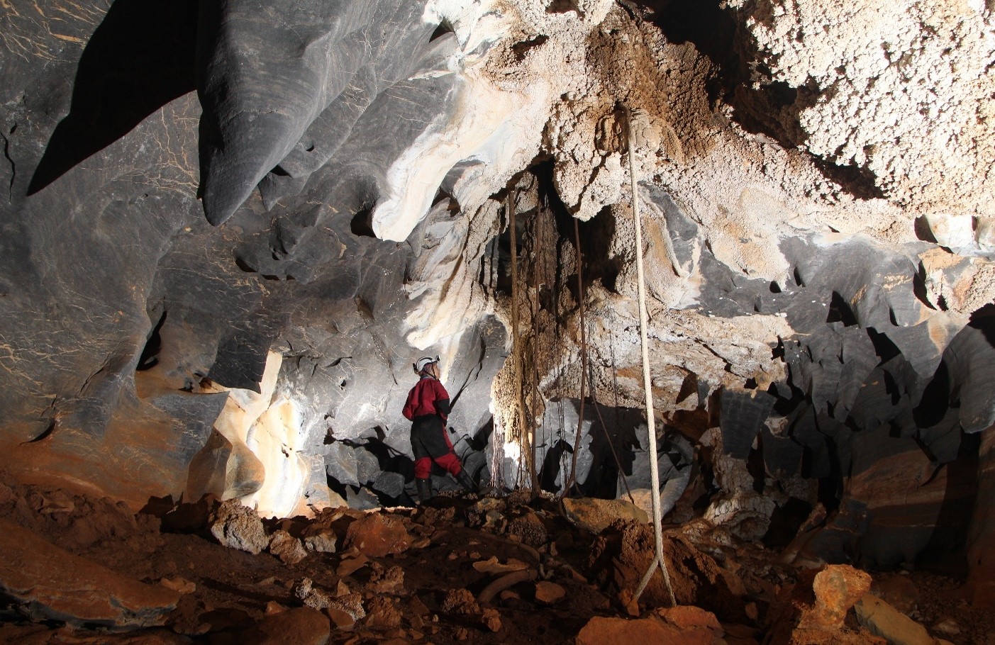Cavidade natural subterrânea AR35 (Caverna Colorado) uma das maiores em dimensões registradas na área adquirida para compensação espeleológica